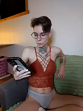 HoneySquirrel online show from April 3, 2026, 6:25 pm