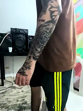 Snapshot of giannis090 chatting on October 15, 2025, 7:11 pm giannis090 online show from October 15, 2025, 7:11 pm