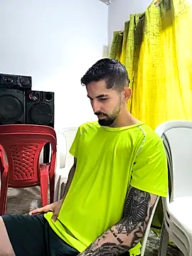 Snapshot of giannis090 chatting on October 24, 2025, 8:19 pm giannis090 online show from October 24, 2025, 8:19 pm