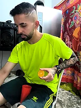 Snapshot of giannis090 chatting on November 1, 2025, 10:25 pm giannis090 online show from November 1, 2025, 10:25 pm