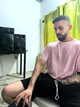 Snapshot of giannis090 chatting on November 28, 2025, 8:31 pm giannis090 online show from November 28, 2025, 8:31 pm