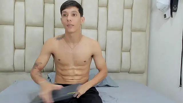 ZafiroAndFlynn online show from January 7, 2026, 2:49 am