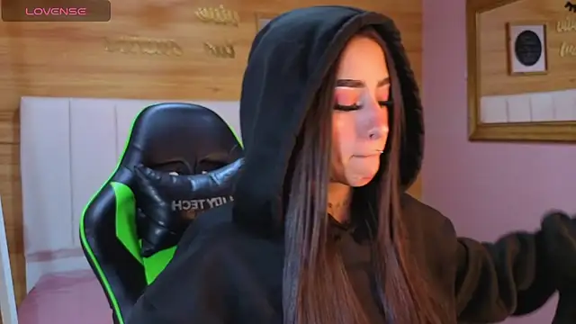 Abril Velvet a  online show from November 28, 2025, 7:58 pm