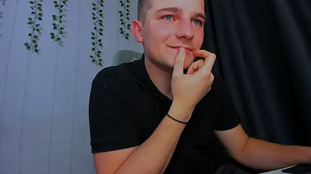 Snapshot of Your_Claddagh chatting on October 25, 2025, 5:06 am Your Claddagh online show from October 25, 2025, 5:06 am