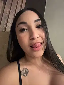 Snapshot of ReinaChloe chatting on November 7, 2025, 5:23 am ReinaChloe online show from November 7, 2025, 5:23 am