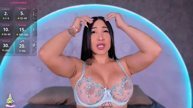 Snapshot of ReinaChloe chatting on November 17, 2025, 4:11 pm ReinaChloe online show from November 17, 2025, 4:11 pm