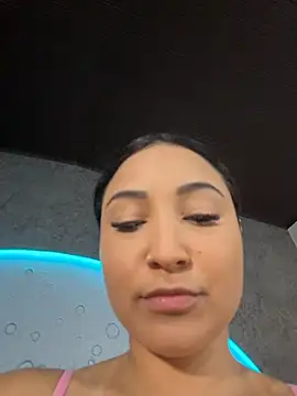 Snapshot of ReinaChloe chatting on November 3, 2025, 3:59 pm ReinaChloe online show from November 3, 2025, 3:59 pm