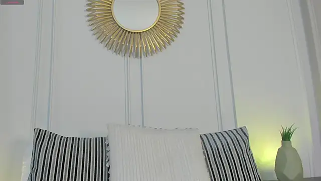 CharlotteBrownn  online show from April 18, 2026, 12:35 am