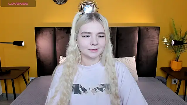 Snapshot of RuthBryant chatting on November 24, 2025, 12:32 am RuthBryant online show from November 24, 2025, 12:32 am