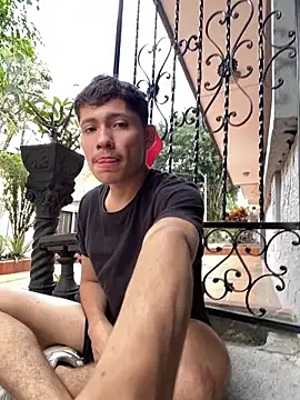 Snapshot of elfernh chatting on October 14, 2025, 7:47 pm elfernh online show from October 14, 2025, 7:47 pm