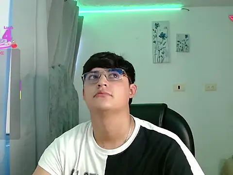 yesitwink  online show from March 16, 2026, 11:07 pm