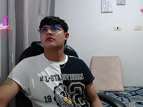 yesitwink  online show from March 16, 2026, 2:41 am