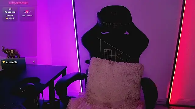 Snapshot of alisonrouge chatting on February 8, 2026, 8:06 pm alisonrouge online show from February 8, 2026, 8:06 pm