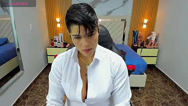 Snapshot of KAROLLJONES1 chatting on October 17, 2025, 7:37 pm KAROLLJONES1 online show from October 17, 2025, 7:37 pm