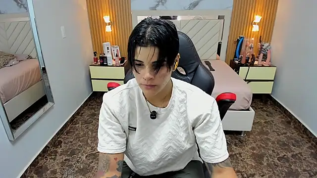 Snapshot of KAROLLJONES1 chatting on January 6, 2026, 7:18 pm KAROLLJONES1 online show from January 6, 2026, 7:18 pm