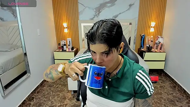 Snapshot of KAROLLJONES1 chatting on November 25, 2025, 7:14 pm KAROLLJONES1 online show from November 25, 2025, 7:14 pm