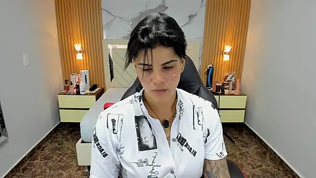 Snapshot of KAROLLJONES1 chatting on January 11, 2026, 12:45 pm KAROLLJONES1 online show from January 11, 2026, 12:45 pm