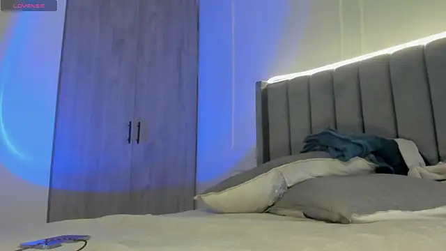 Snapshot of Ice_Princess_ chatting on October 29, 2025, 1:10 pm Ice Princess online show from October 29, 2025, 1:10 pm