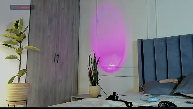 Snapshot of Ice_Princess_ chatting on October 5, 2025, 5:53 am Ice Princess online show from October 5, 2025, 5:53 am