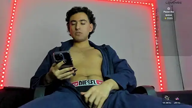 Snapshot of Alexxx_savage chatting on October 30, 2025, 4:33 am Alexxx savage online show from October 30, 2025, 4:33 am