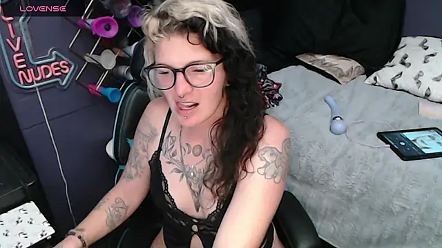 Snapshot of oddywithabody chatting on January 14, 2026, 5:55 am oddywithabody online show from January 14, 2026, 5:55 am