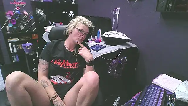 Snapshot of oddywithabody chatting on February 22, 2026, 5:54 am oddywithabody online show from February 22, 2026, 5:54 am