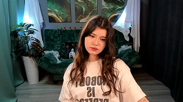 Snapshot of AnoraDark chatting on November 5, 2025, 6:33 pm AnoraDark online show from November 5, 2025, 6:33 pm