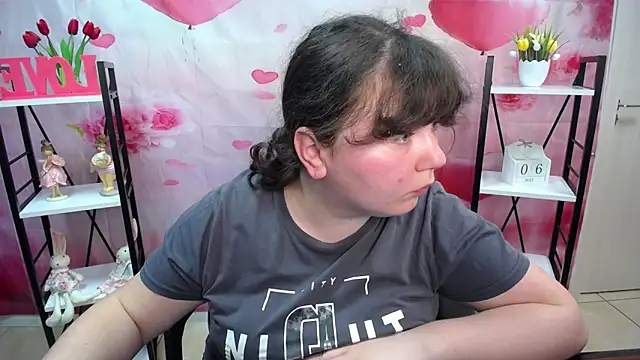 Snapshot of NeonilaLisova chatting on May 6, 2026, 11:03 am NeonilaLisova online show from May 6, 2026, 11:03 am