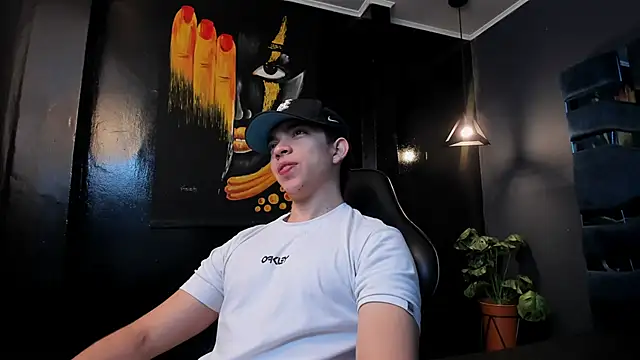 Eryonbradley online show from December 15, 2025, 11:27 am