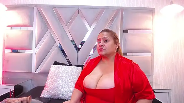 Snapshot of MonzerratBoyer chatting on November 24, 2025, 6:02 am MonzerratBoyer online show from November 24, 2025, 6:02 am