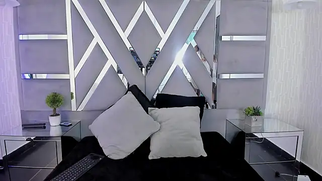 MonzerratBoyer online show from April 6, 2026, 7:04 pm