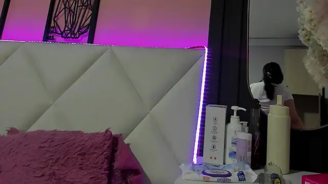 Snapshot of veronica_hill_ chatting on November 11, 2025, 3:01 am veronica hill online show from November 11, 2025, 3:01 am