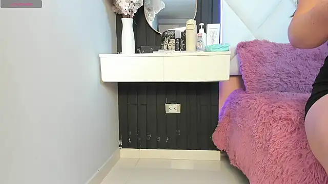 Snapshot of veronica_hill_ chatting on September 21, 2025, 12:10 pm veronica hill online show from September 21, 2025, 12:10 pm