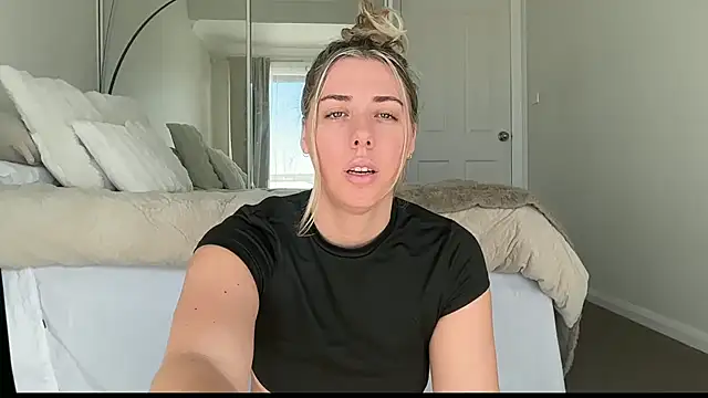 louiseberkeley online show from April 6, 2026, 10:44 pm