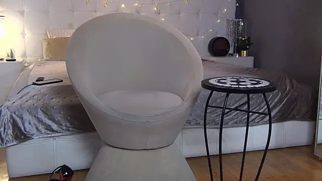 LadyValeriaXO online show from December 20, 2025, 12:30 pm