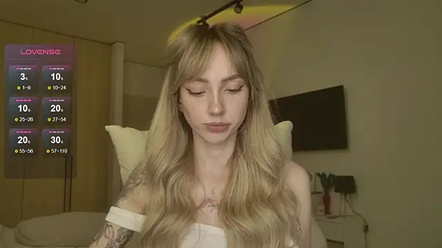 Lunainnk online show from April 13, 2026, 11:42 pm