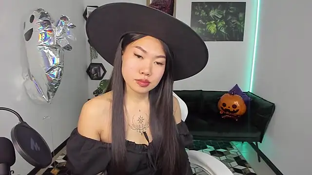 Snapshot of LunaPurrr chatting on October 30, 2025, 2:10 am LunaPurrr online show from October 30, 2025, 2:10 am