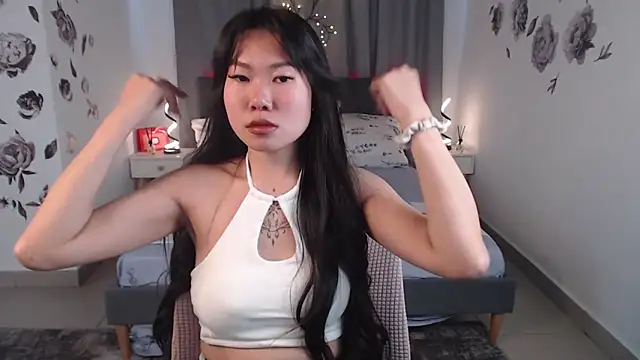 Snapshot of LunaPurrr chatting on October 27, 2025, 1:06 am LunaPurrr online show from October 27, 2025, 1:06 am