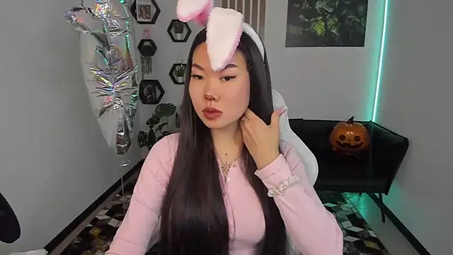 Snapshot of LunaPurrr chatting on October 28, 2025, 11:36 pm LunaPurrr online show from October 28, 2025, 11:36 pm