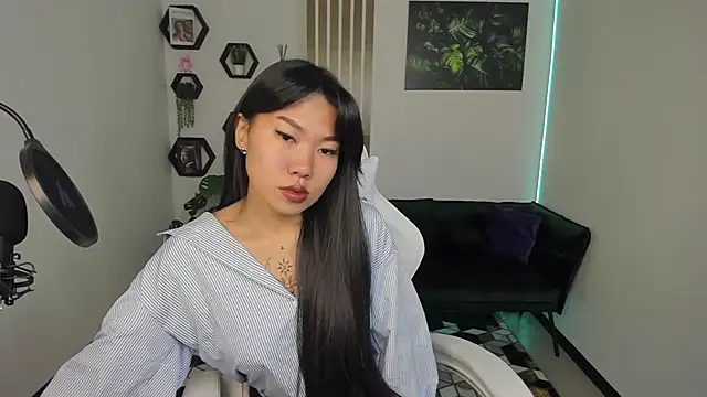 Snapshot of LunaPurrr chatting on October 23, 2025, 1:04 am LunaPurrr online show from October 23, 2025, 1:04 am