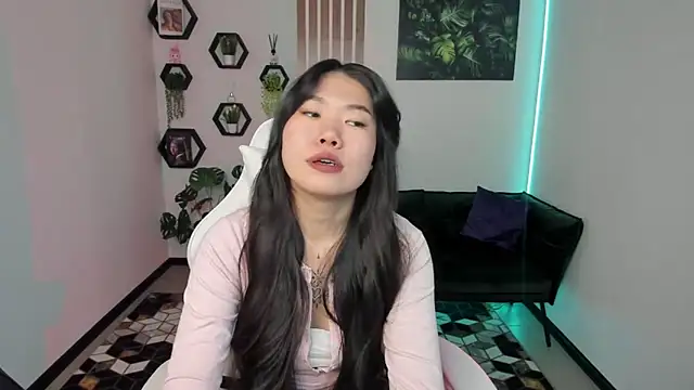 Snapshot of LunaPurrr chatting on November 17, 2025, 1:09 am LunaPurrr online show from November 17, 2025, 1:09 am