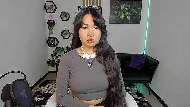 Snapshot of LunaPurrr chatting on November 13, 2025, 1:09 am LunaPurrr online show from November 13, 2025, 1:09 am