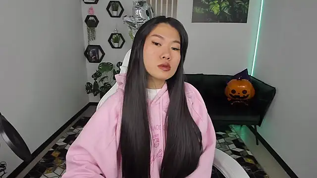 Snapshot of LunaPurrr chatting on October 31, 2025, 2:19 am LunaPurrr online show from October 31, 2025, 2:19 am