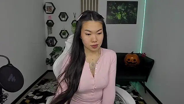 Snapshot of LunaPurrr chatting on November 10, 2025, 1:10 am LunaPurrr online show from November 10, 2025, 1:10 am