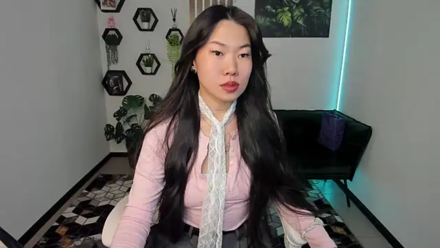 Snapshot of LunaPurrr chatting on November 18, 2025, 1:10 am LunaPurrr online show from November 18, 2025, 1:10 am