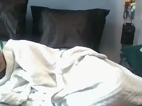 PHOENIXINTHEMIDDLE online show from November 25, 2025, 8:36 am