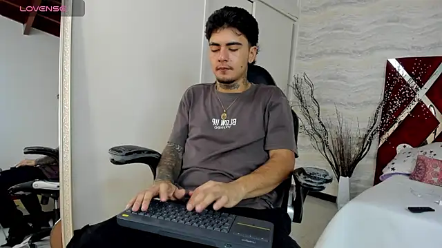 Snapshot of JamesDeker chatting on October 30, 2025, 8:28 pm JamesDeker online show from October 30, 2025, 8:28 pm