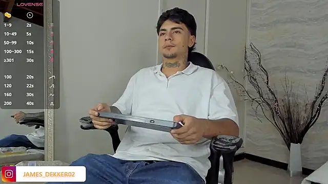 Snapshot of JamesDeker chatting on October 21, 2025, 8:19 pm JamesDeker online show from October 21, 2025, 8:19 pm