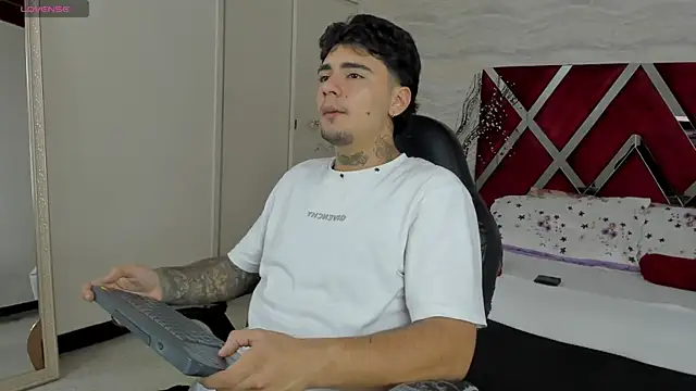 Snapshot of JamesDeker chatting on October 24, 2025, 8:08 pm JamesDeker online show from October 24, 2025, 8:08 pm