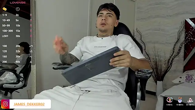 Snapshot of JamesDeker chatting on October 20, 2025, 8:09 pm JamesDeker online show from October 20, 2025, 8:09 pm